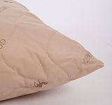 Подушка 50х70 Верблюд (внешний слой: синтетическое волокно с добавлением шерсти, наполнитель: искусственный лебяжий пух, чехол: тик смесовый)